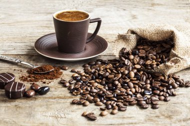 Ahşap zemin üzerine Türk kahvesi