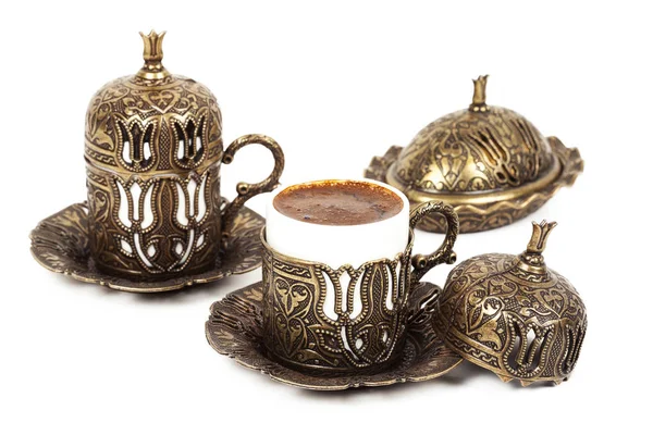 Türkischer Kaffee auf weißem Hintergrund — Stockfoto