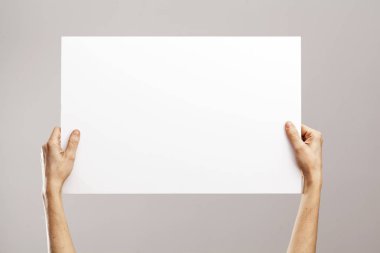 Karton tutan eller genç kadın