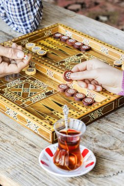 İki zar tavla oyunu