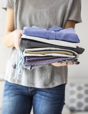 Ütü masasındaki giysileri ütülüyorum.