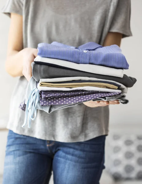 Ütü masasındaki giysileri ütülüyorum.