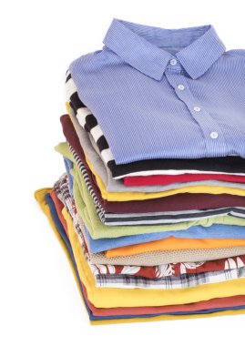 Beyaz arka plan üzerinde izole giyim yığını