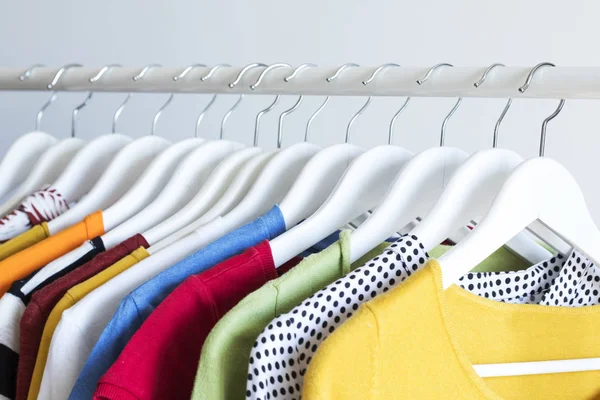 Colección de ropa colgando en rack — Foto de Stock