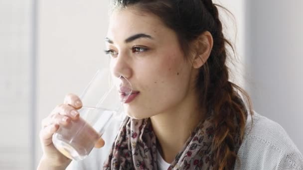 Mujer joven bebiendo agua — Vídeos de Stock