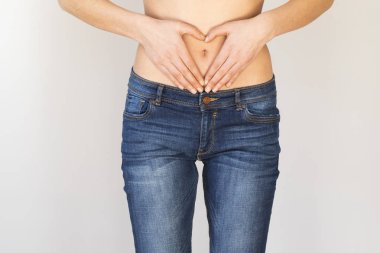 Karın gri arka plan üzerinde el