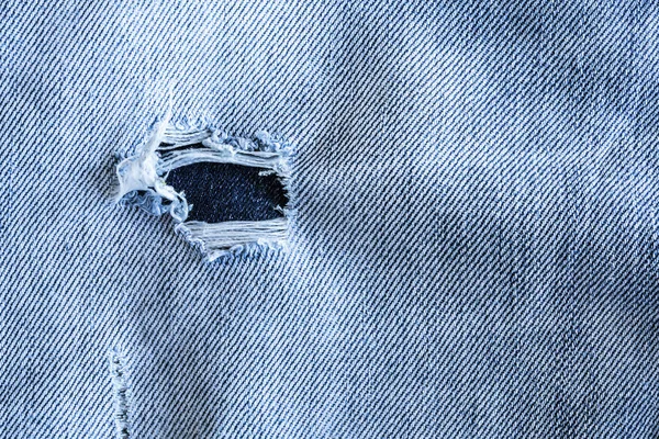 Pantalones vaqueros azules con vista de cerca en mal estado —  Fotos de Stock