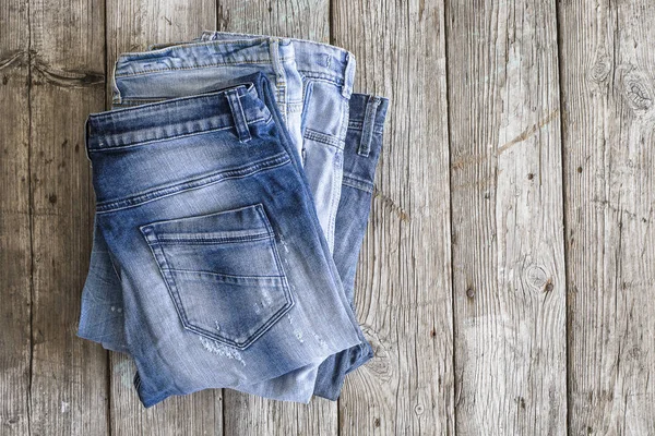 Jeans azules sobre fondo de madera —  Fotos de Stock