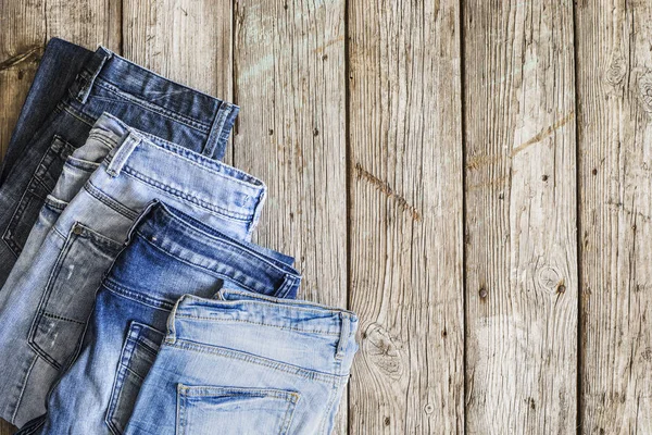 Jeans azules sobre fondo de madera —  Fotos de Stock
