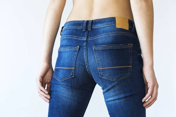 Vista de cerca de las nalgas de mujer con jeans —  Fotos de Stock