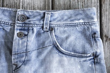 Ahşap arka planda mavi kot pantolon