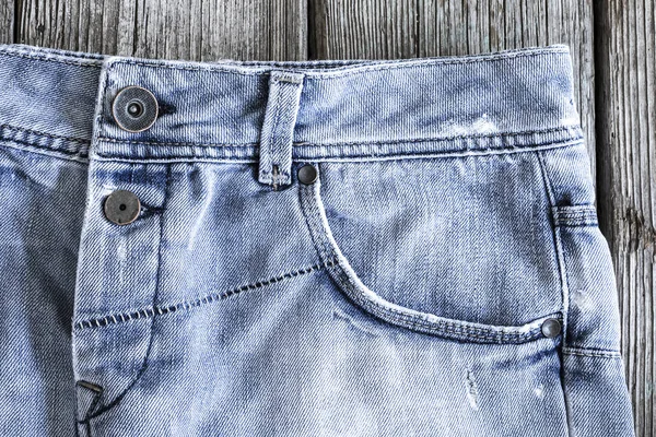 Jeans azules sobre fondo de madera —  Fotos de Stock