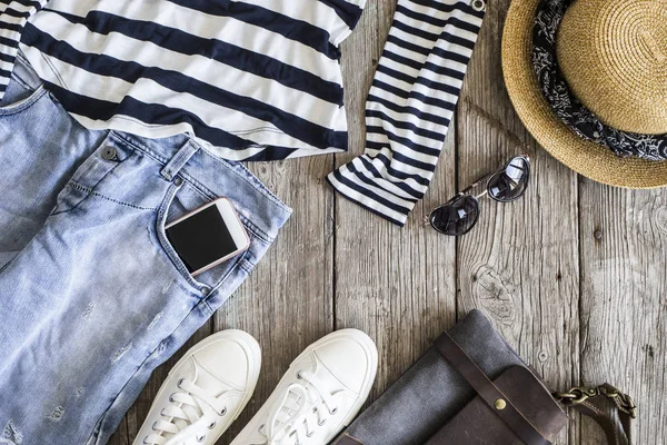 Ropa de mujer de moda sobre fondo de madera — Foto de Stock