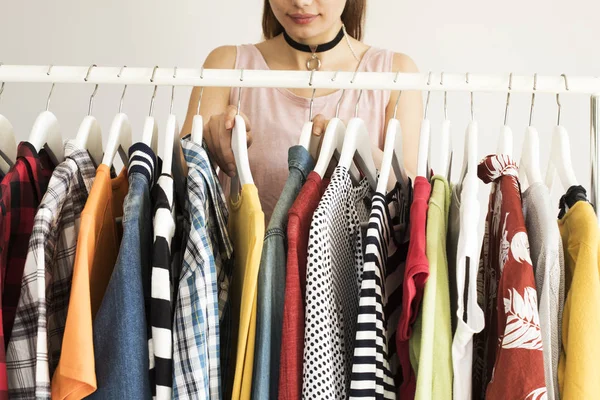 Collezione di vestiti appesi su rack — Foto Stock