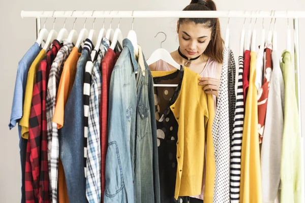 Collezione di vestiti appesi su rack — Foto Stock
