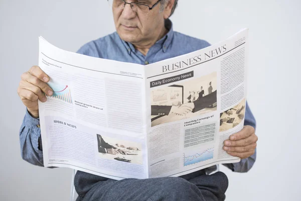 Komuta sizde gri arka plan üzerinde gazete okuma — Stok fotoğraf