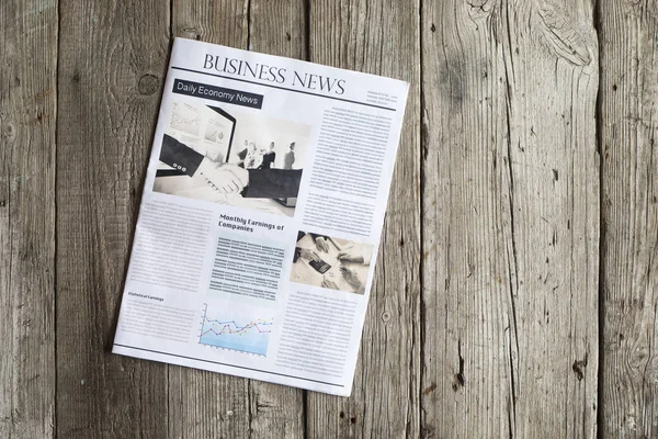 Jornal na mesa de madeira — Fotografia de Stock