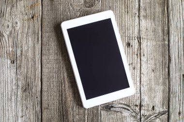 Tahta masadaki dijital tablet