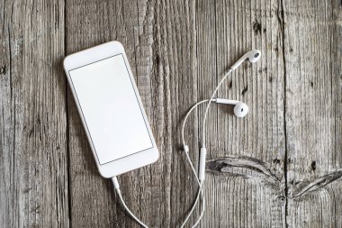 cep telefonu ahşap masada.