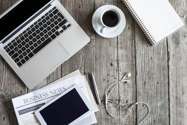 Business bord med laptop och kaffe — Stockfoto