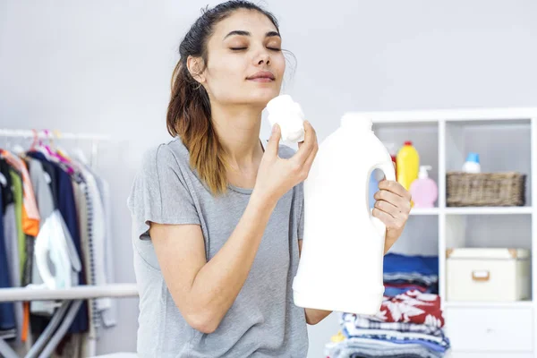 Giovane donna odora di detergente — Foto Stock