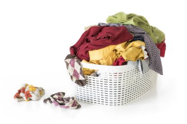 beyaz zemin üzerinde çamaşır sepeti