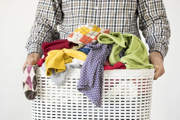 Hombre manos sosteniendo cesta de lavandería —  Fotos de Stock