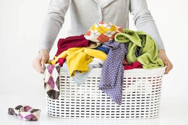 Vrouw handen met wasmand — Stockfoto