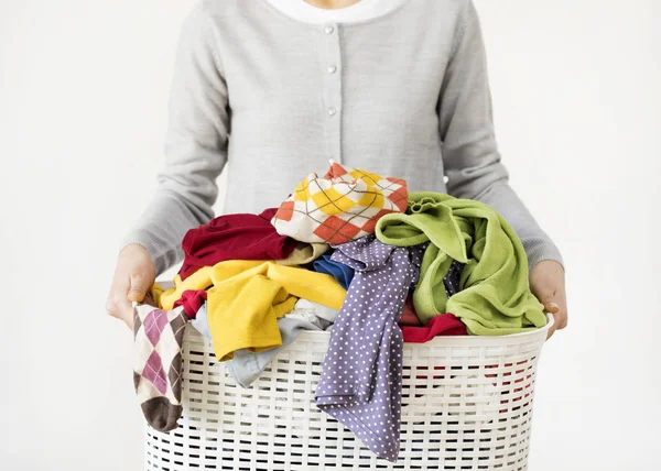 Vrouw handen met wasmand — Stockfoto