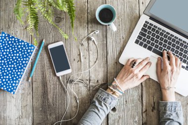 Kadın el ahşap masada dizüstü bilgisayar kullanarak