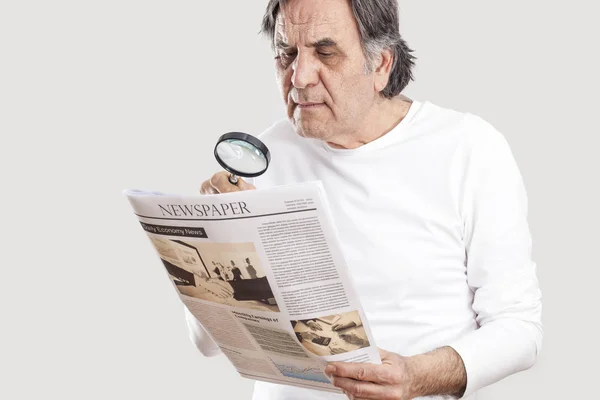 Portret senior man lezing krant — Stockfoto