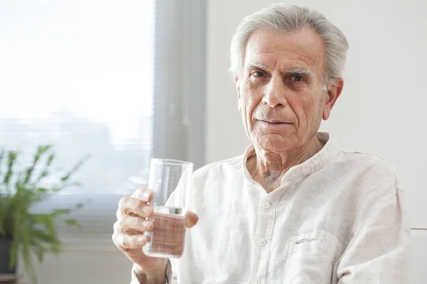 Πορτρέτο ηλικιωμένος άνδρας πόσιμο νερό — Φωτογραφία Αρχείου
