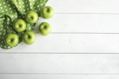 Ahşap masa meyve elma