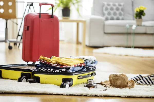 Utazási bőrönd előkészítése otthon — Stock Fotó