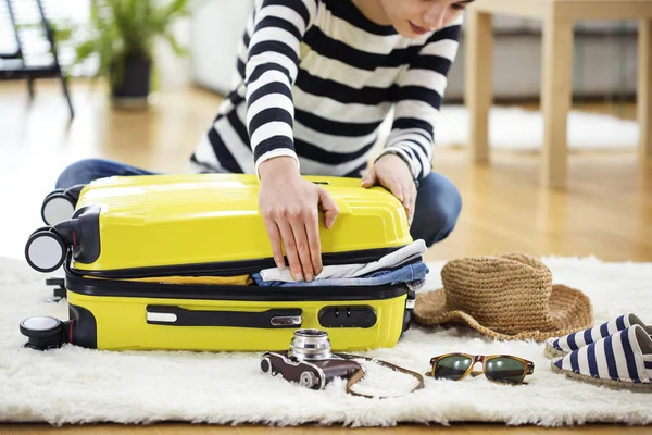 Προετοιμασία βαλίτσα ταξιδιού στο σπίτι — Φωτογραφία Αρχείου
