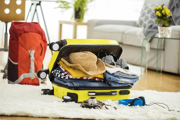 Utazási bőrönd előkészítése otthon — Stock Fotó