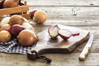 Ahşap masa üzerinde çiğ soğan
