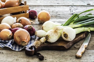 Ahşap masa üzerinde çiğ soğan