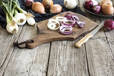 Ahşap masa üzerinde çiğ soğan