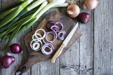 Ahşap masa üzerinde çiğ soğan