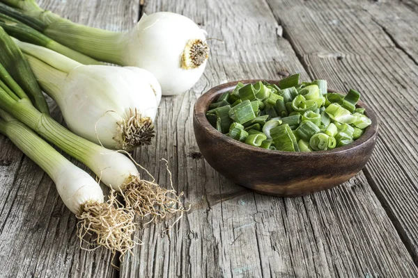 Ahşap masa üzerinde çiğ soğan