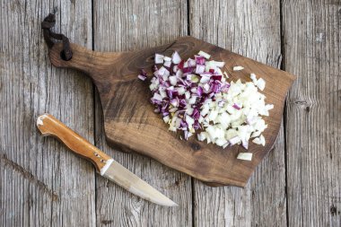 doğrama kurulu üzerine doğranmış soğan