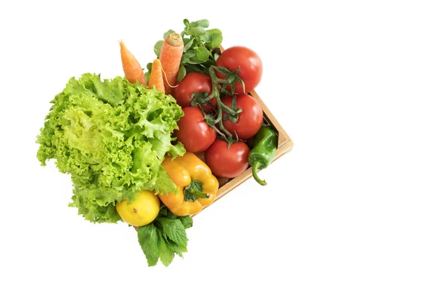 Grönsaker i korg på vit bakgrund — Stockfoto