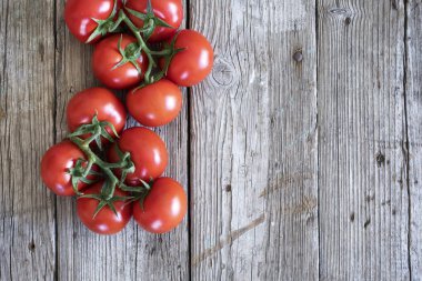 Tahta masadaki domatesler