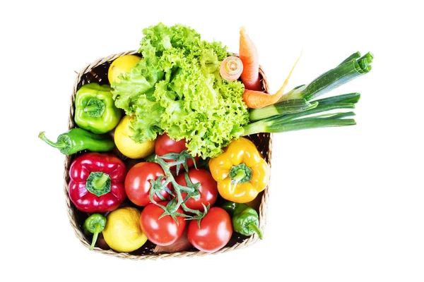Grönsaker i korg på vit bakgrund — Stockfoto