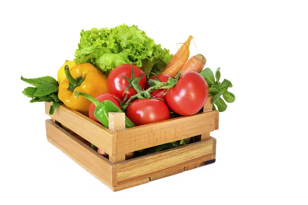 Légumes dans le panier sur fond blanc Images De Stock Libres De Droits