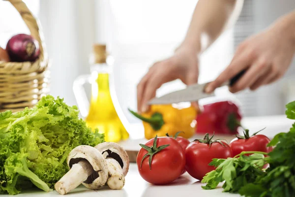 Kvinna händer skära grönsaker i köket — Stockfoto