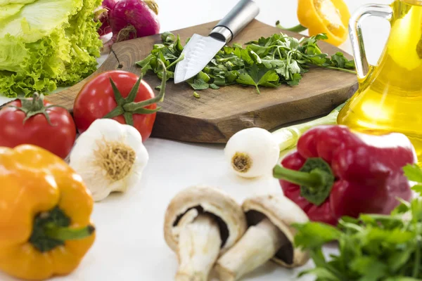 Grönsaker på vitt bord — Stockfoto