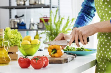 Mutfakta yemek pişiren kadın.