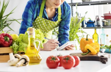 Mutfakta yemek pişiren kadın.